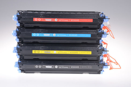OEM は  2600n 1600 2605dn CM1015 MFP のための Q6000A  色のトナー カートリッジを殻から取り出します